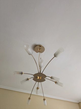 Lámpara de salón dorada y transparente
