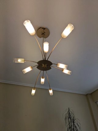Lámpara de salón dorada y transparente
