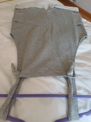 Peto gris con nudos