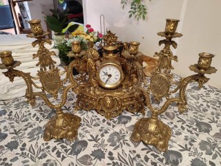 Reloj y candelabros antiguos dorados