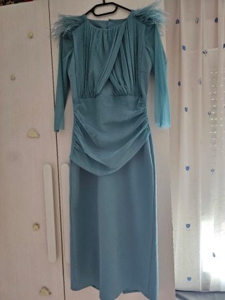 Vestido de fiesta azul con plumas