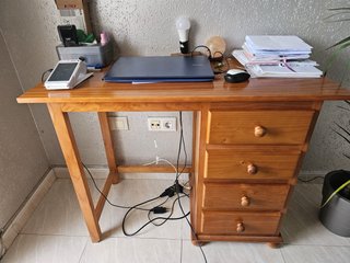 Escritorio de madera con cajones