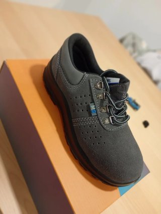 Zapatos grises de seguridad