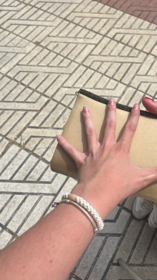 Bolso de fiesta beige y dorado con cadena