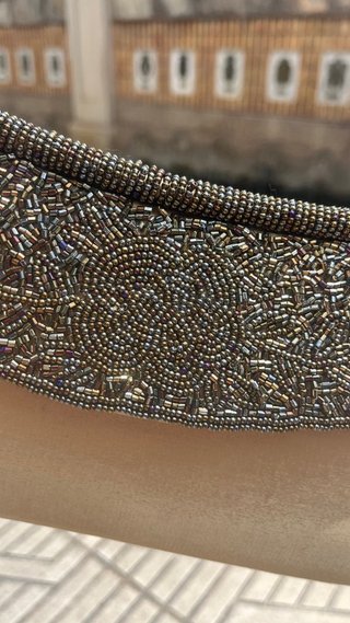 Bolso de fiesta beige y dorado con cadena