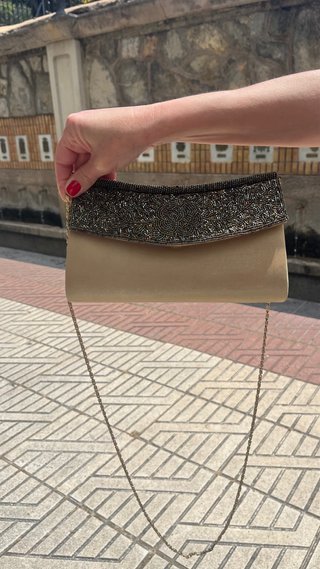 Bolso de fiesta beige y dorado con cadena
