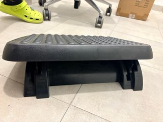 Reposapiés ergonómico negro