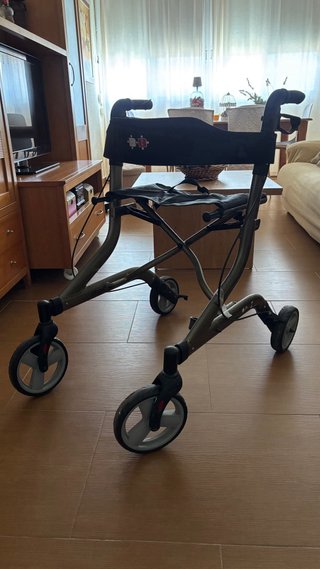 Andador con asiento y ruedas