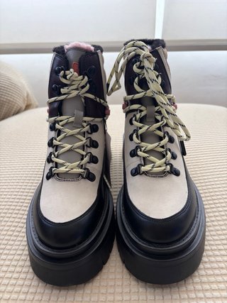 Botas de mujer con cordones y suela gruesa