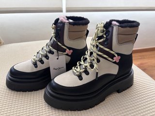 Botas de mujer con cordones y suela gruesa