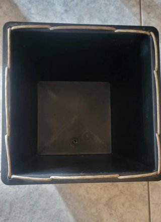 Portavasi nero in stile vimini