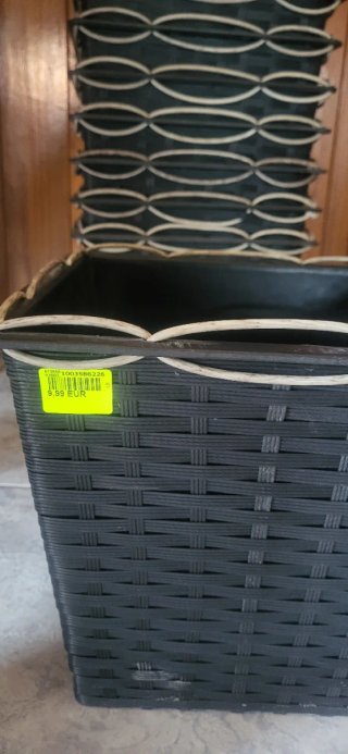 Portavasi nero in stile vimini