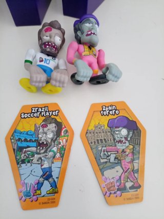 Juguetes de zombies con ataúdes y cartas