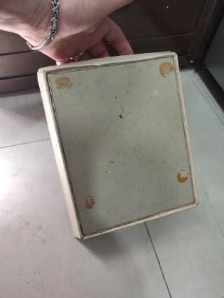 Caja de cartón vintage con rosas