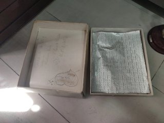 Caja de cartón vintage con rosas
