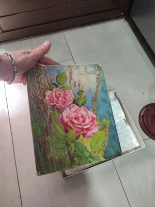 Caja de cartón vintage con rosas