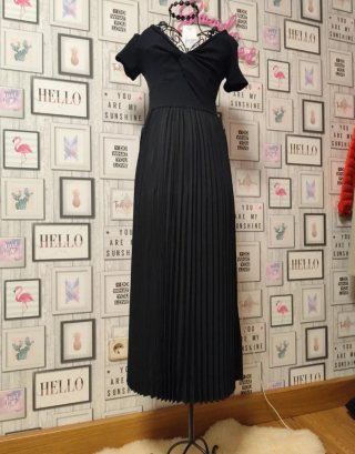 Vestido Guess negro plisado
