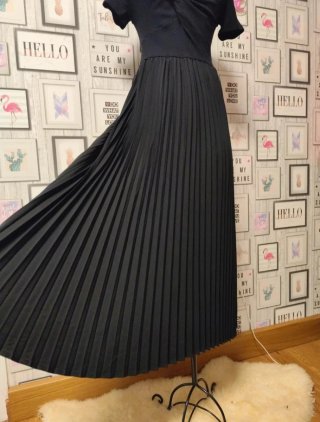 Vestido Guess negro plisado