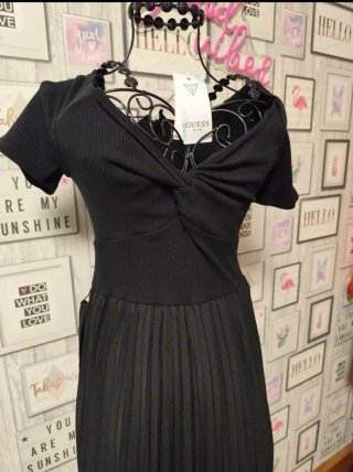 Vestido Guess negro plisado