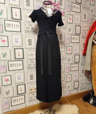 Vestido Guess negro plisado