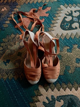 Sandalias de cuña con tiras color naranja