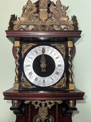 Reloj Holandés Antiguo con Péndulo y Cadenas