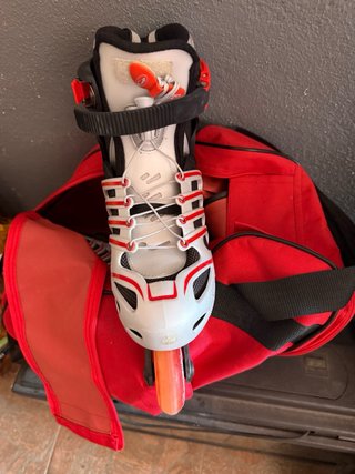 Bolsa deportiva roja Boomerang y patines talla 37