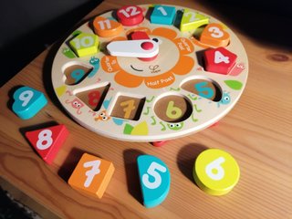 HAPE. Reloj infantil en inglés.