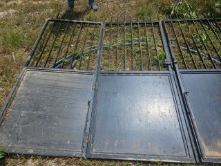 Puerta de acero con bisagras