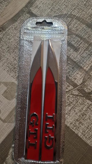 Emblema GTI Laterales plata o negro