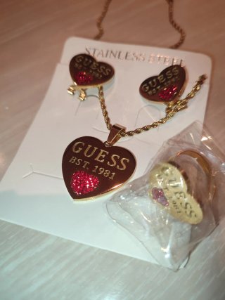 Conjunto Guess Corazón Dorado y Rojo