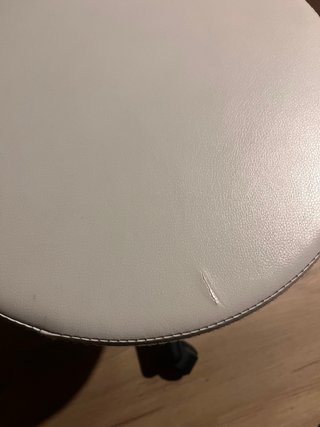 Taburete blanco con ruedas