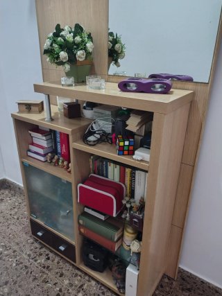 Recibidor de madera con espejo