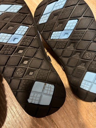 Chanclas tipo Crocs azul y negro