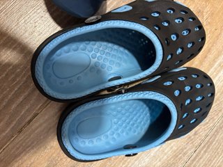 Chanclas tipo Crocs azul y negro