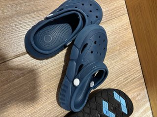 Chanclas tipo Crocs azul y negro