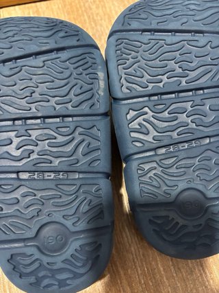 Chanclas tipo Crocs azul y negro