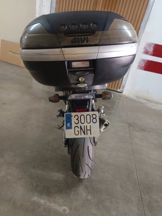 Honda CB600F Negra con Baúl