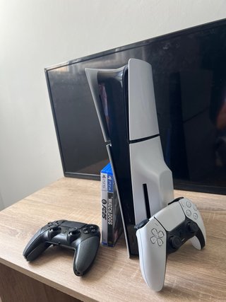 PS5 disco perfecto estado, muy poco uso + 2 mandos