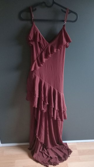 Vestido largo granate volantes fiesta tirantes