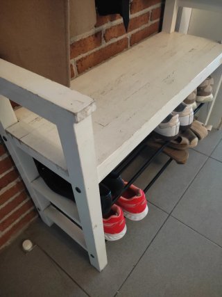 Zapatero y banco de madera