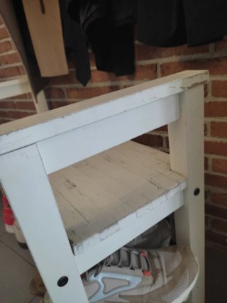 Zapatero y banco de madera