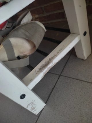 Zapatero y banco de madera