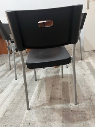 Sillas de oficina negras y plateadas