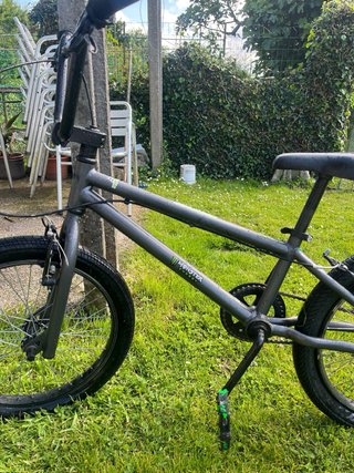Bicicleta BMX grigia