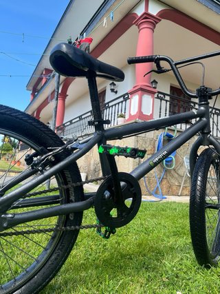 Bicicleta BMX grigia