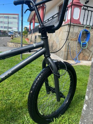 Bicicleta BMX grigia