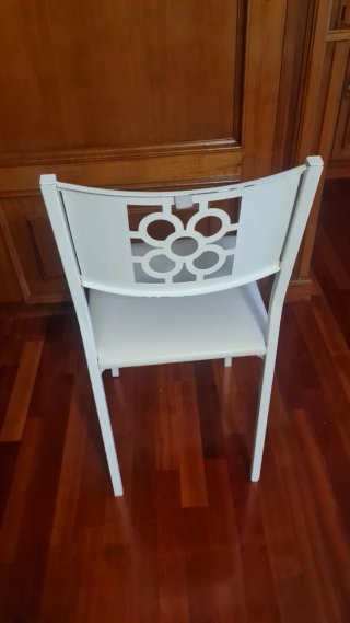 Silla de acero blanca con diseño