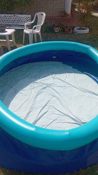 Piscina hinchable grande azul y turquesa