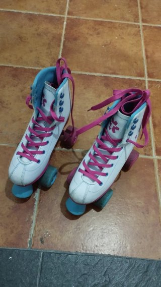Patines blancos con estrellas rosas y azules.
